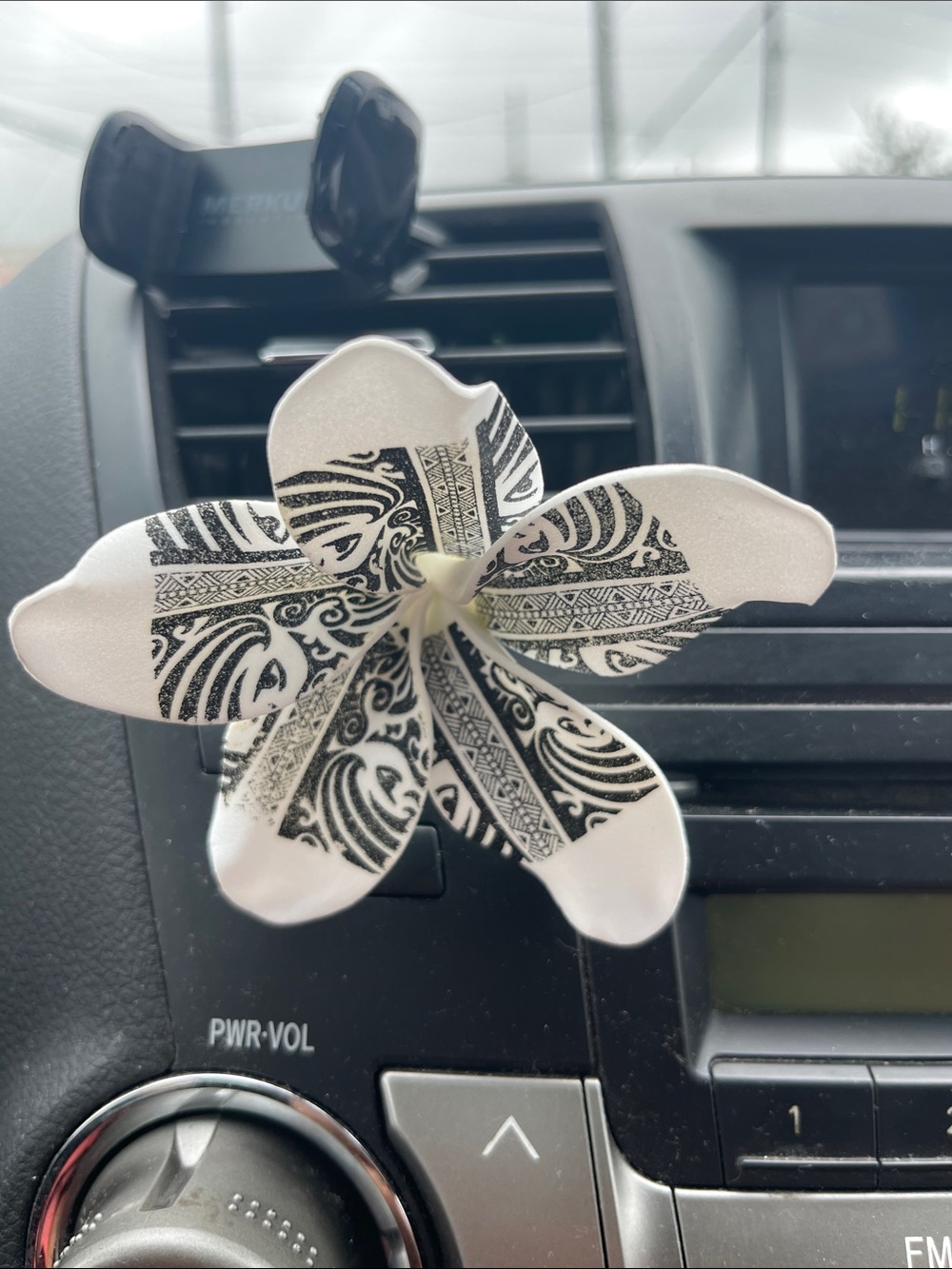Black & White Floral Car Vent Clip Air Freshener